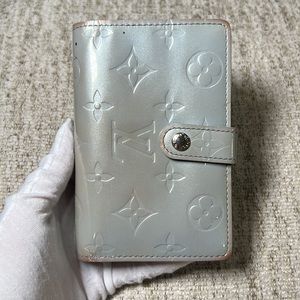 Live: Louis Vuitton Blue Seafoam Vernis Kisslock Wallet. 100% authentic